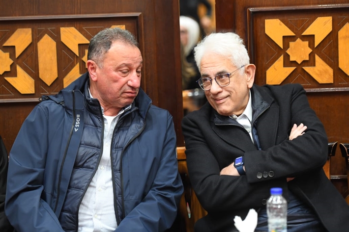 محمود الخطيب وإيمي سمير غانم ويسرا اللوزي من بينهم ... المنتج أحمد السبكي يتلقى عزاء شقيقه بحضور النجوم