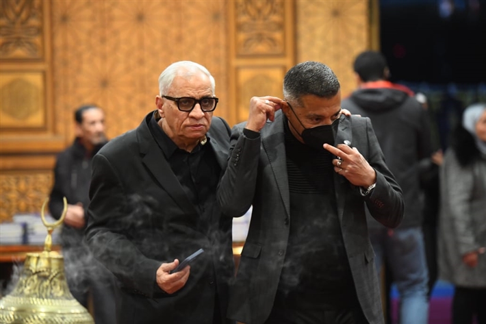 محمود الخطيب وإيمي سمير غانم ويسرا اللوزي من بينهم ... المنتج أحمد السبكي يتلقى عزاء شقيقه بحضور النجوم