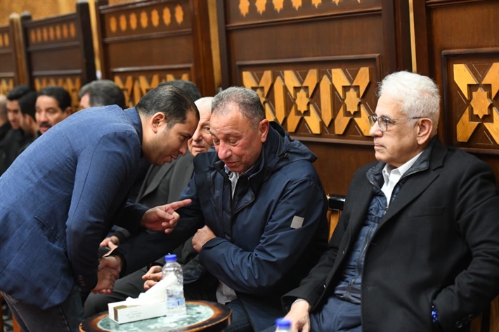 محمود الخطيب وإيمي سمير غانم ويسرا اللوزي من بينهم ... المنتج أحمد السبكي يتلقى عزاء شقيقه بحضور النجوم