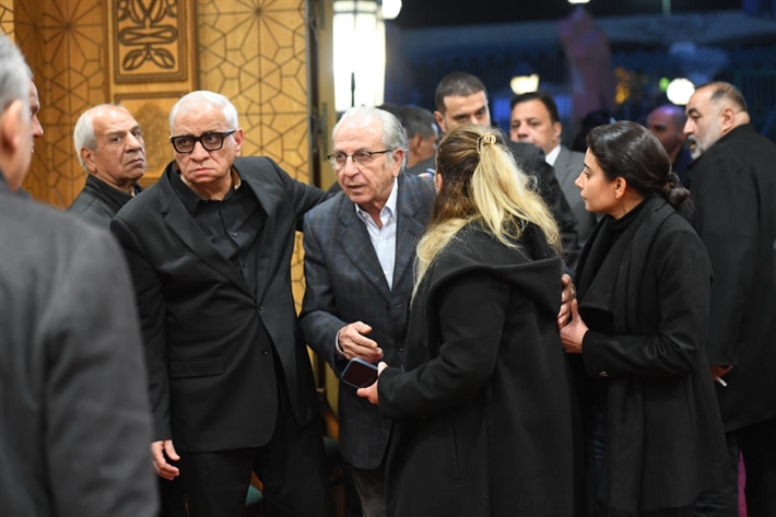 محمود الخطيب وإيمي سمير غانم ويسرا اللوزي من بينهم ... المنتج أحمد السبكي يتلقى عزاء شقيقه بحضور النجوم