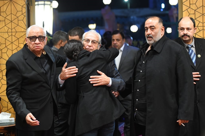 محمود الخطيب وإيمي سمير غانم ويسرا اللوزي من بينهم ... المنتج أحمد السبكي يتلقى عزاء شقيقه بحضور النجوم