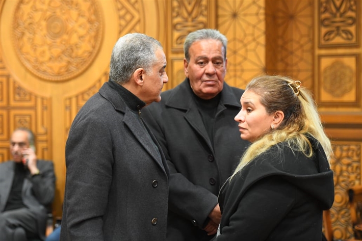 محمود الخطيب وإيمي سمير غانم ويسرا اللوزي من بينهم ... المنتج أحمد السبكي يتلقى عزاء شقيقه بحضور النجوم
