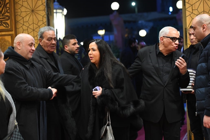 محمود الخطيب وإيمي سمير غانم ويسرا اللوزي من بينهم ... المنتج أحمد السبكي يتلقى عزاء شقيقه بحضور النجوم