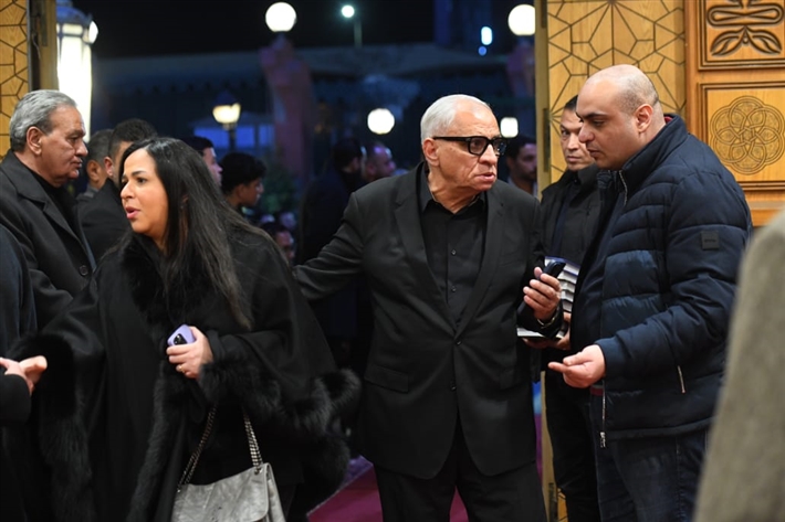 محمود الخطيب وإيمي سمير غانم ويسرا اللوزي من بينهم ... المنتج أحمد السبكي يتلقى عزاء شقيقه بحضور النجوم