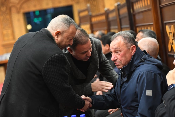 محمود الخطيب وإيمي سمير غانم ويسرا اللوزي من بينهم ... المنتج أحمد السبكي يتلقى عزاء شقيقه بحضور النجوم