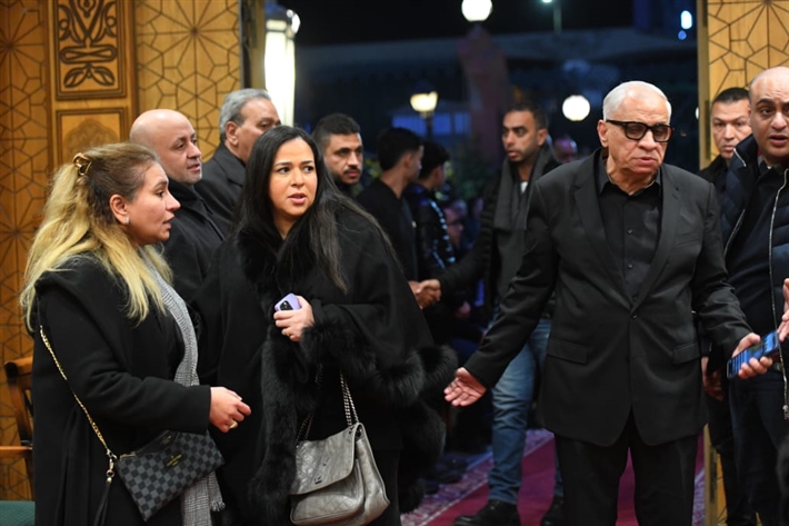 محمود الخطيب وإيمي سمير غانم ويسرا اللوزي من بينهم ... المنتج أحمد السبكي يتلقى عزاء شقيقه بحضور النجوم