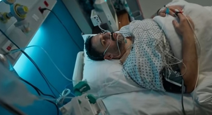 أكرم حسني في مشهد من الحلقة الأولى من مسلسل (الكابتن)