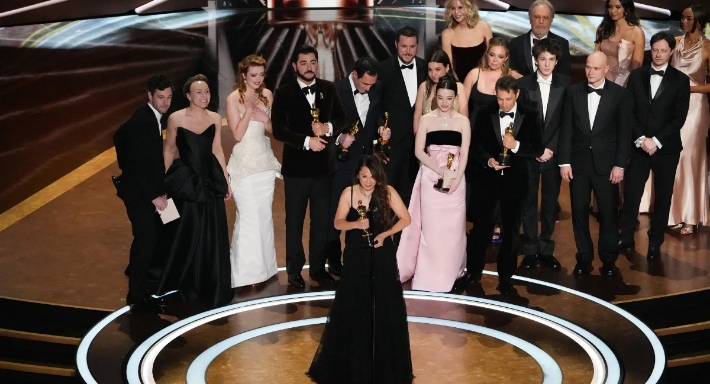 فيرق عمل فيلم Anora