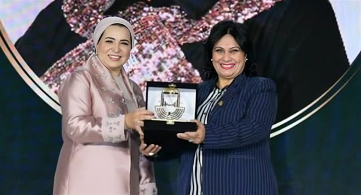 سلوى عثمان تتلقى تكريم السيدة انتصار السيسي قرينة رئيس الجمهورية في اليوم العالمي للمرأة