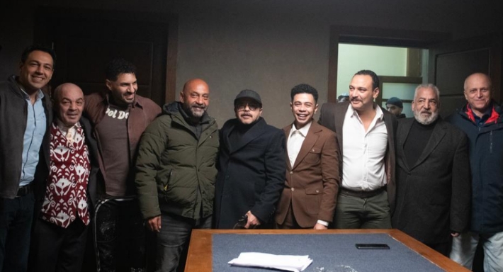 محمد هنيدي وأحمد سلطان يتوسطان فريق عمل مسلسل (قهوة المحطة)