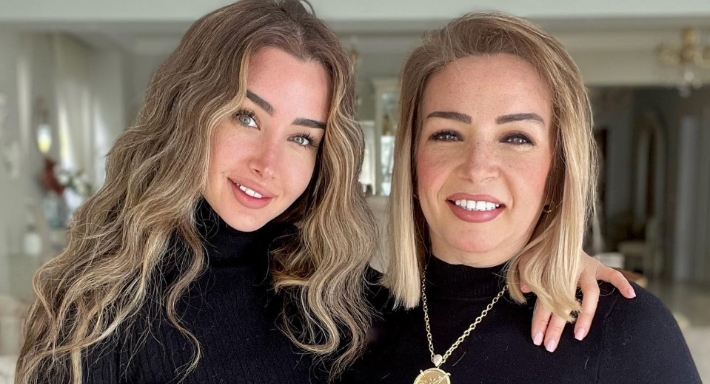 هنا الزاهد ووالدتها