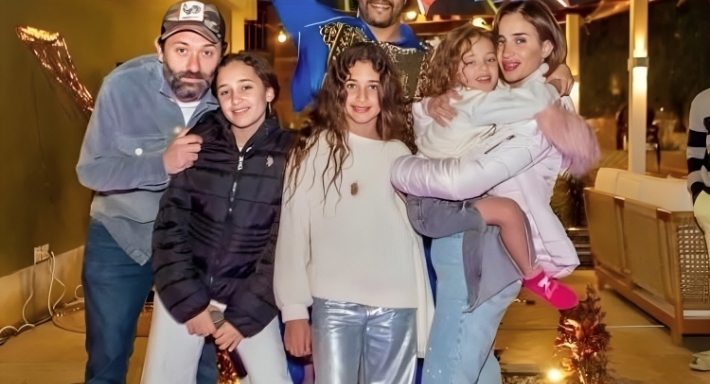 كريم محمود عبد العزيز وبناته وزوجته