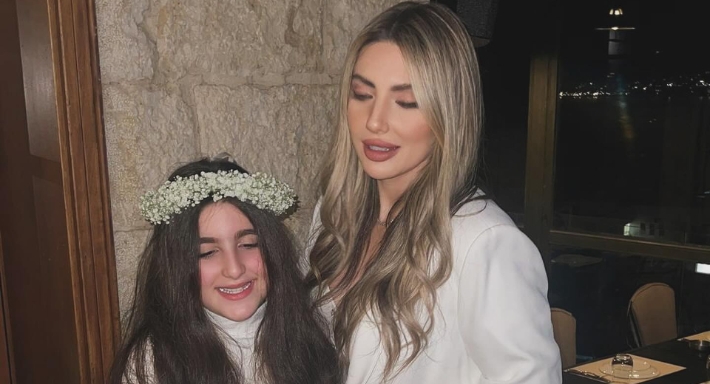 أنجيلا بشارة وابنتها