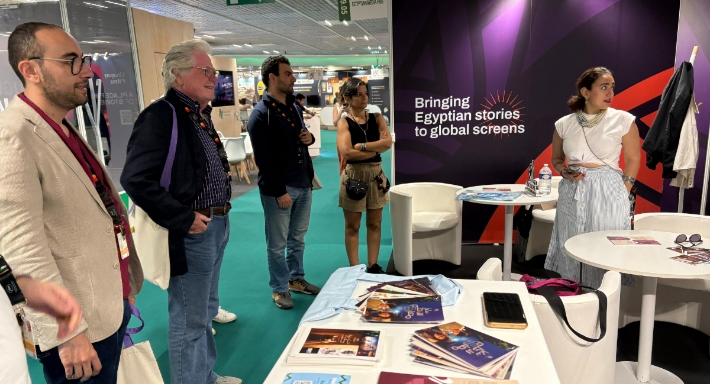 النجم حسن فهمي رئيس مهرجان القاهرة السينمائي يزور Egyptian Media Hub بسوق مهرجان كان السينمائي
