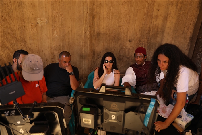 فريق عمل فيلم (أسد) يتابعون أحد المشاهد على المونيتور في لوكيشن التصوير