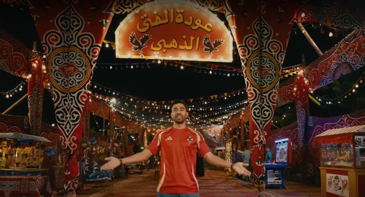 اللاعب محمود حسن (تريزيجيه) في إعلان (عودة الفتى الذهبي)