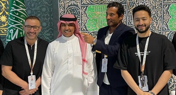 وزير الإعلام السعودي مع عمرو سعد وأحمد السقا وحمادة هلال على العشاء