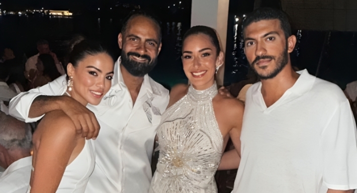 أمينة خليل وزوجها وأصدقاء في اليونان