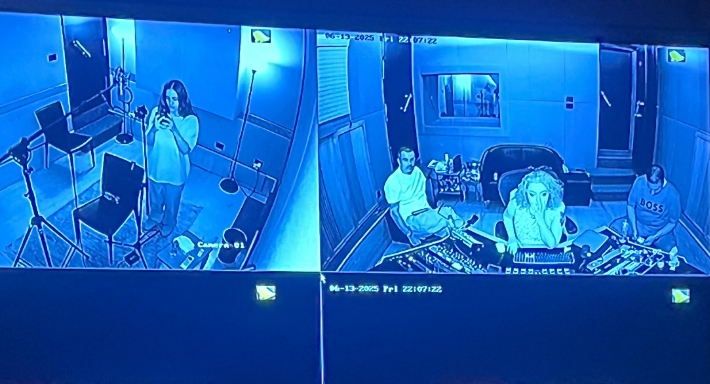 جانا عمرو دياب في الاستديو