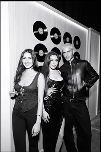  شرطة_الموضة: هيفاء وهبي بفستان أسود لامع بفتحة جانبية طويلة ... سعره 452 ألف جنيه