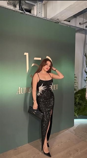  شرطة_الموضة: هيفاء وهبي بفستان أسود لامع بفتحة جانبية طويلة ... سعره 452 ألف جنيه
