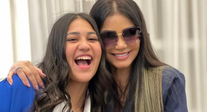 إيناس عز الدين وابنتها