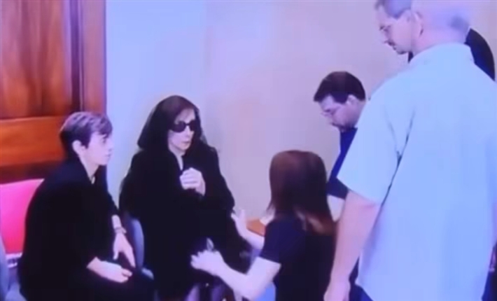 فيديو - ماجدة الرومي على ركبتيها لتقديم العزاء للسيدة فيروز في نجلها زياد الرحباني