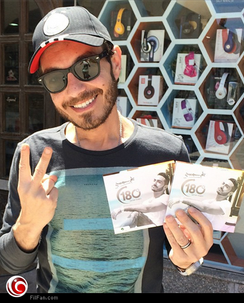 أحمد زاهر يحمل ألبوم تامر حسني الجديد