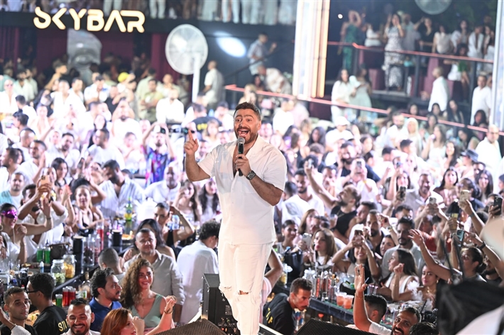 محمد ثروت ومروة نصر ضمن الحضور لقطات من حفل تامر حسني في العلمين الجديدة