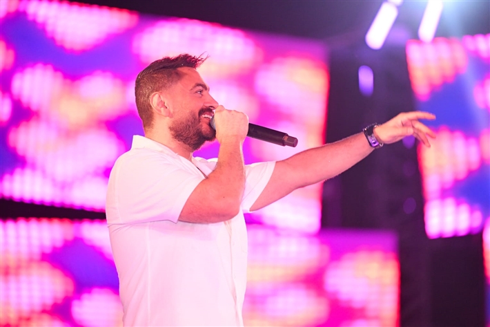 محمد ثروت ومروة نصر ضمن الحضور لقطات من حفل تامر حسني في العلمين الجديدة