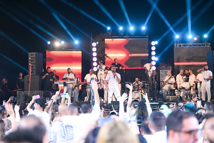 محمد ثروت ومروة نصر ضمن الحضور لقطات من حفل تامر حسني في العلمين الجديدة