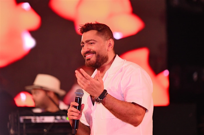 محمد ثروت ومروة نصر ضمن الحضور لقطات من حفل تامر حسني في العلمين الجديدة