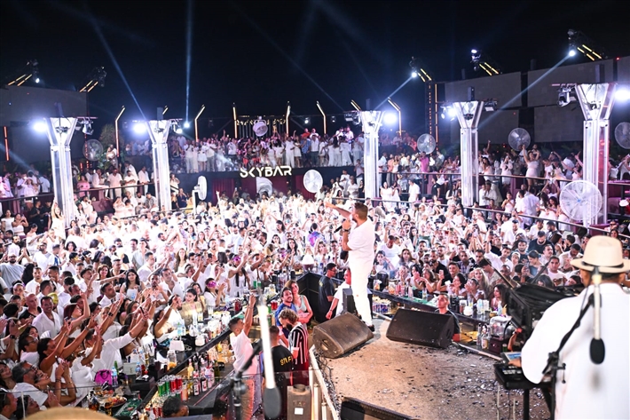 محمد ثروت ومروة نصر ضمن الحضور لقطات من حفل تامر حسني في العلمين الجديدة