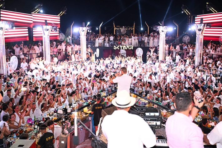 محمد ثروت ومروة نصر ضمن الحضور لقطات من حفل تامر حسني في العلمين الجديدة