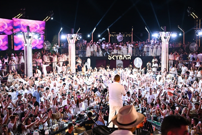 محمد ثروت ومروة نصر ضمن الحضور لقطات من حفل تامر حسني في العلمين الجديدة