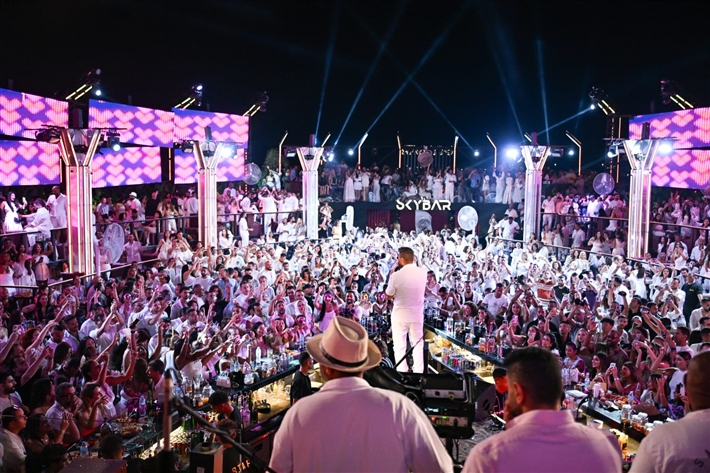 محمد ثروت ومروة نصر ضمن الحضور لقطات من حفل تامر حسني في العلمين الجديدة