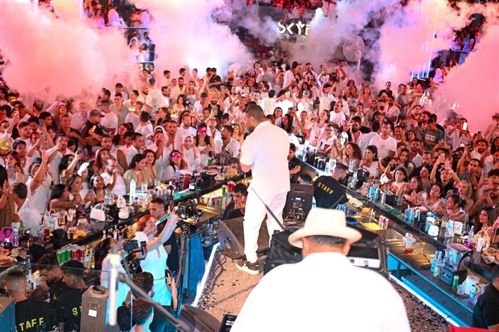 محمد ثروت ومروة نصر ضمن الحضور لقطات من حفل تامر حسني في العلمين الجديدة