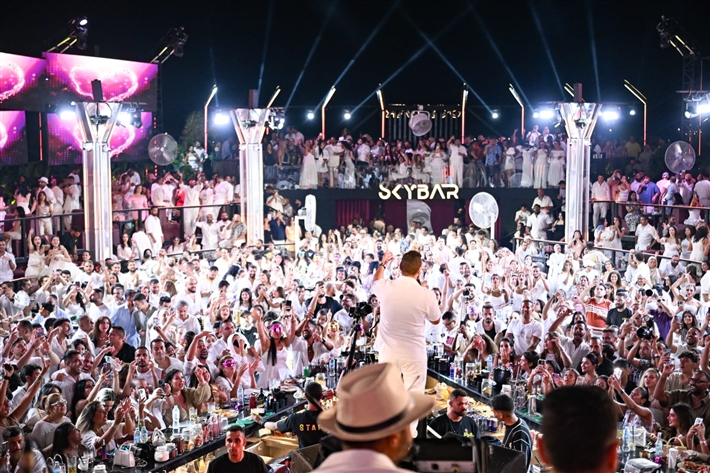 محمد ثروت ومروة نصر ضمن الحضور لقطات من حفل تامر حسني في العلمين الجديدة