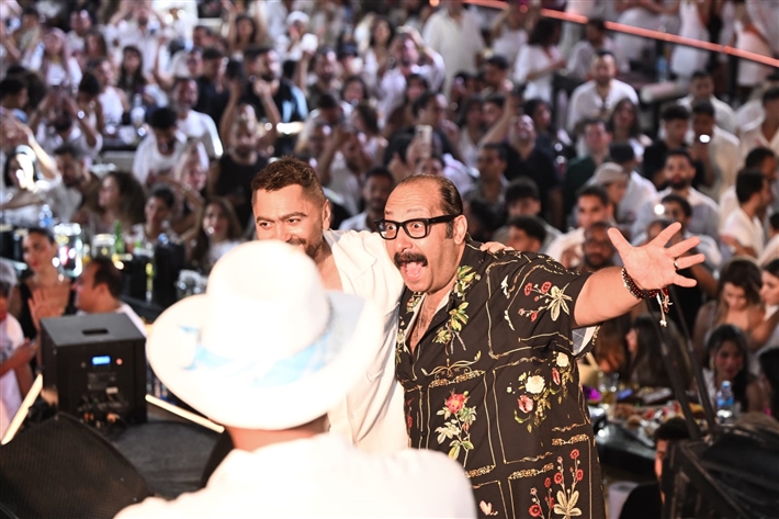 محمد ثروت ومروة نصر ضمن الحضور لقطات من حفل تامر حسني في العلمين الجديدة