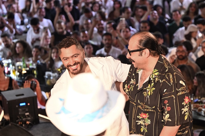 محمد ثروت ومروة نصر ضمن الحضور لقطات من حفل تامر حسني في العلمين الجديدة