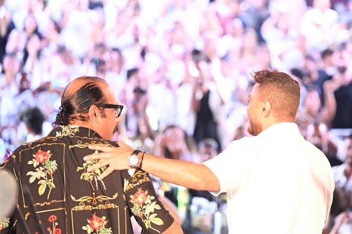 محمد ثروت ومروة نصر ضمن الحضور لقطات من حفل تامر حسني في العلمين الجديدة