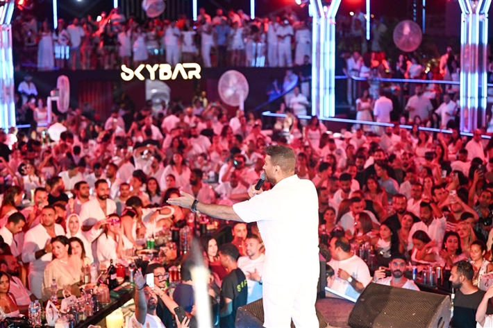 محمد ثروت ومروة نصر ضمن الحضور لقطات من حفل تامر حسني في العلمين الجديدة