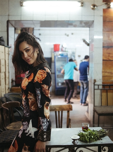 بسمة بوسيل تقود ميكروباص في جلسة تصوير جديدة