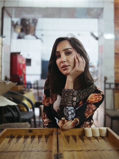 بسمة بوسيل تقود ميكروباص في جلسة تصوير جديدة