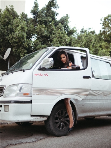 بسمة بوسيل تقود ميكروباص في جلسة تصوير جديدة