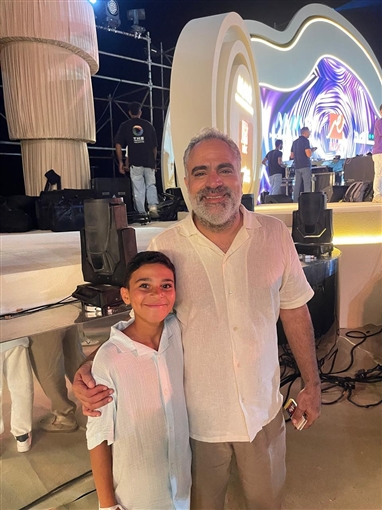 علي البيلي مع كريم محمود عبد العزيز ومحمد شاهين وهنا الزاهد والنجوم في حفل mbc بالساحل الشمالي