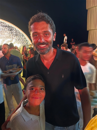 علي البيلي مع كريم محمود عبد العزيز ومحمد شاهين وهنا الزاهد والنجوم في حفل mbc بالساحل الشمالي