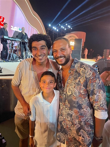 علي البيلي مع كريم محمود عبد العزيز ومحمد شاهين وهنا الزاهد والنجوم في حفل mbc بالساحل الشمالي