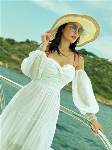 دينا فؤاد تتألق في أحدث جلسة تصوير خلال رحلة بحرية