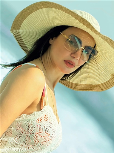 دينا فؤاد تتألق في أحدث جلسة تصوير خلال رحلة بحرية